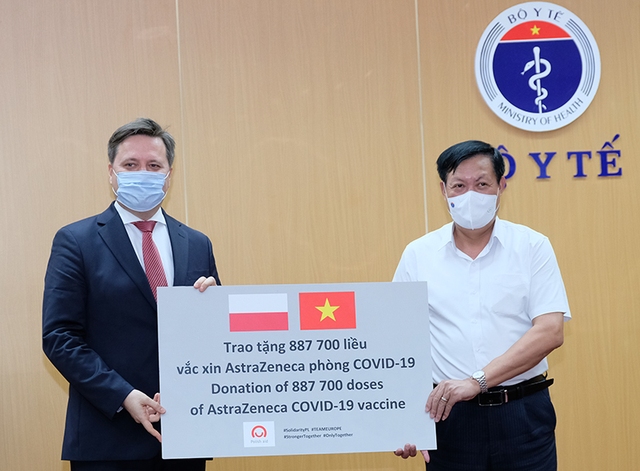 Bộ Y tế tiếp nhận gần 2 trệu liều vaccine COVID-19 AstraZeneca của Ba Lan và Hàn Quốc - Ảnh 1.