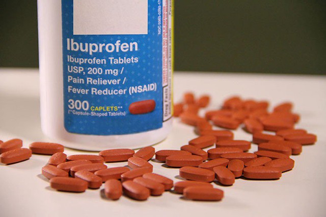 Ibuprofen được sử dụng phổ biến trong chữa viêm họng có kèm theo sốt và đau nhức nhẹ.