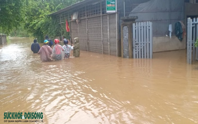 Thừa Thiên Huế mưa lớn kéo dài, ngập lụt nhiều nơi - Ảnh 2.