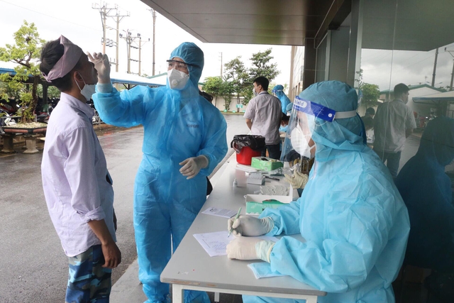 Thanh Hóa: 50 bệnh nhân dương tính mới được ghi nhận, ổ dịch tại thị xã Bỉm Sơn vẫn nóng - Ảnh 2.