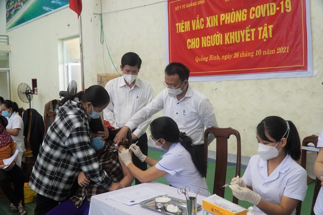 200 người khuyết tật tại Quảng Bình được tiêm vaccine phòng COVID-19 - Ảnh 2.