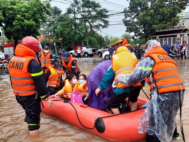 Quảng Trị: Nước lũ bất ngờ bủa vây, “giải cứu” hàng trăm học sinh - Ảnh 3.