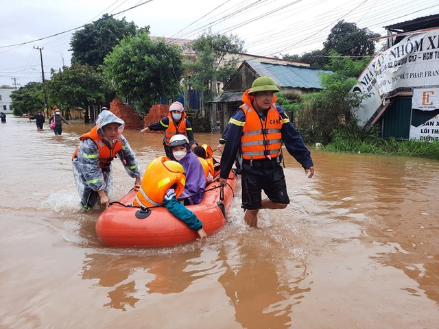 Quảng Trị: Nước lũ bất ngờ bủa vây, “giải cứu” hàng trăm học sinh - Ảnh 4.