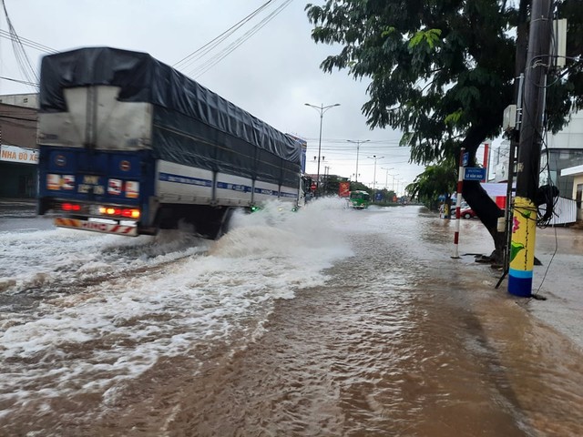 Quảng Trị: Nước lũ bất ngờ bủa vây, “giải cứu” hàng trăm học sinh - Ảnh 7.