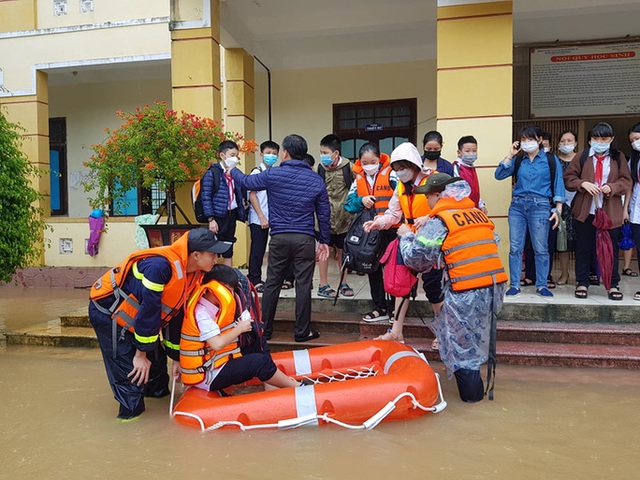 Khắp miền Trung ngập nước, sạt lở đất sau mưa lớn - Ảnh 2.