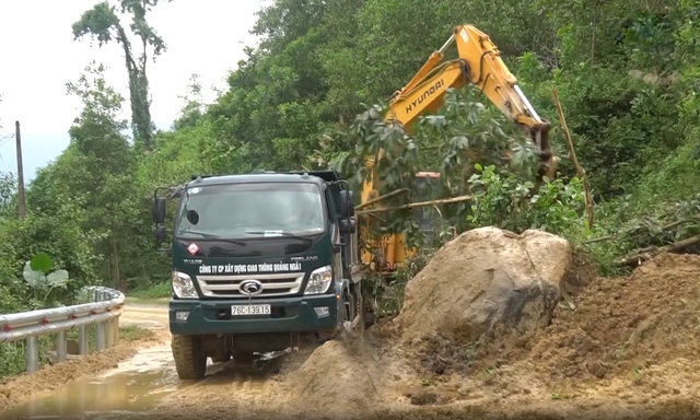 Khắp miền Trung ngập nước, sạt lở đất sau mưa lớn - Ảnh 1.