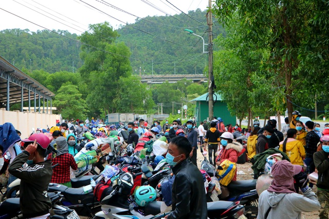 Xúc động hình ảnh những em nhỏ theo cha mẹ cùng dòng người từ các tỉnh phía Nam về quê - Ảnh 2.