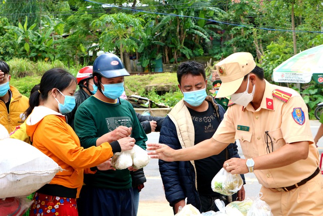 Xúc động hình ảnh những em nhỏ theo cha mẹ cùng dòng người từ các tỉnh phía Nam về quê - Ảnh 7.