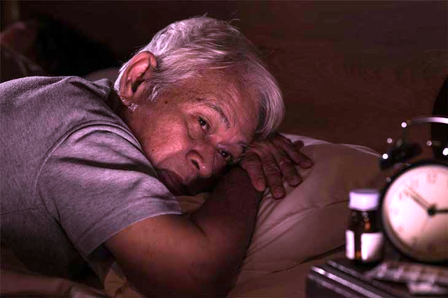 Người cao tuổi nên ăn uống thế nào để có giấc ngủ ngon? - Ảnh 2.