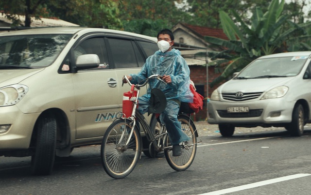  Chàng trai đi xe đạp từ TP.HCM về quê đến Quảng Trị thì được tặng xe máy  - Ảnh 1.