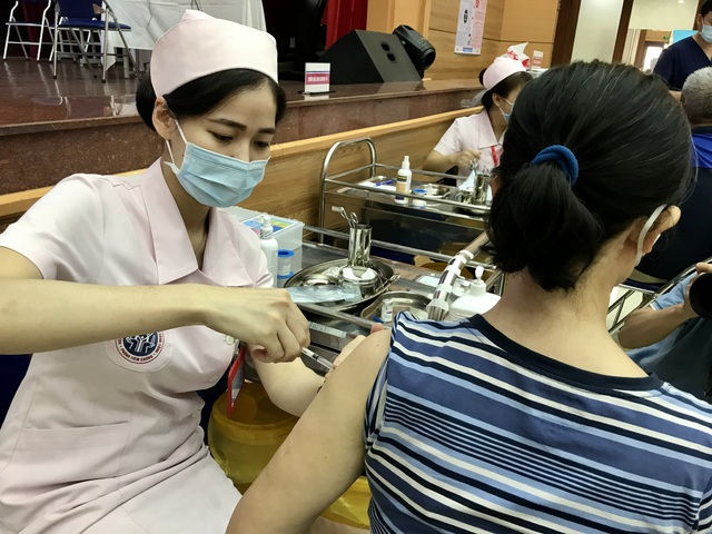 Việt Nam tiêm chủng chạm mốc 50 triệu liều vaccine COVID-19 - Ảnh 1.