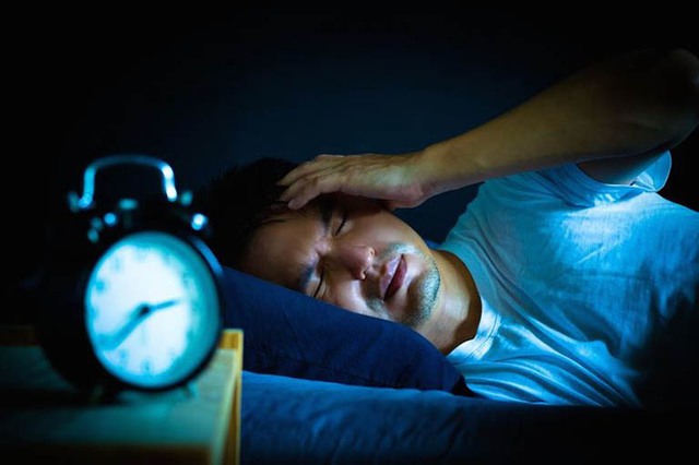 Khó vào giấc ngủ và hay thức giấc là dấu hiệu của mất ngủ tiên phát