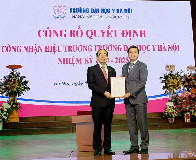 Bộ Y tế trao quyết định Hiệu trưởng Trường Đại học Y Hà Nội cho GS.TS Nguyễn Hữu Tú - Ảnh 1.