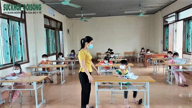 Những ngày vừa làm cô vừa làm mẹ tại lớp học đặc biệt trong khu cách ly - Ảnh 1.