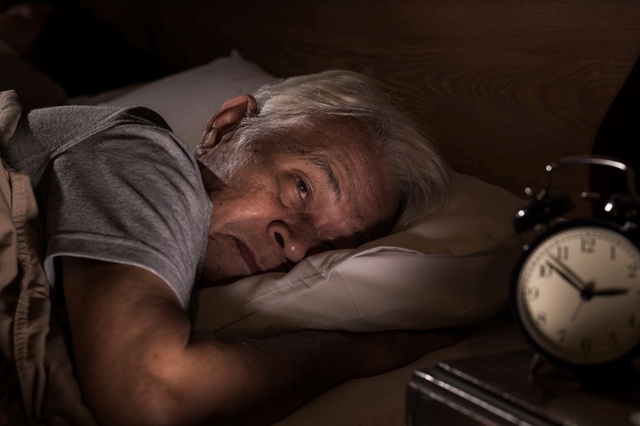Người cao tuổi với chứng tiểu đêm: Cảnh giác nguy cơ té ngã, đột quỵ - Ảnh 1.