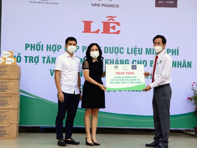 Trao tặng 10.000 lọ sản phẩm dược liệu hỗ trợ điều trị bệnh nhân COVID-19 - Ảnh 1. Trao tặng 10.000 lọ sản phẩm dược liệu hỗ trợ điều trị bệnh nhân COVID-19 - Ảnh 1.