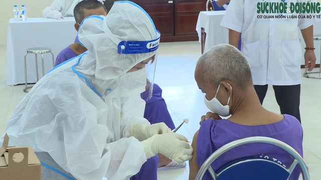 Thừa Thiên Huế tiêm vaccine phòng COVID-19 cho hơn 500 người khuyết tật và cai nghiện - Ảnh 4.