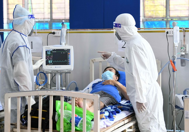 Các bác sĩ Viện Y dược học dân tộc TPHCM chăm sóc bệnh nhân COVID-19 tại BV Dã chiến Phú Nhuận số 01.