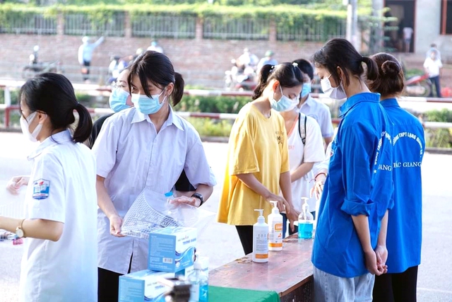 Trên 90% học sinh THPT ở Bắc Giang đã tiêm vaccine phòng COVID-19 - Ảnh 2.