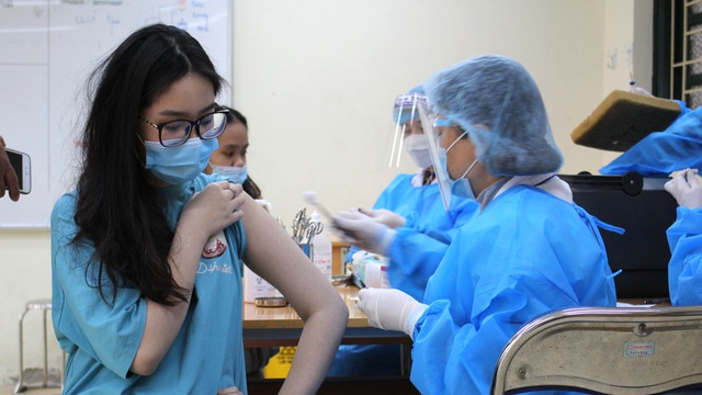 Hơn 605.000 trẻ 12-17 tuổi ở Hà Nội đã tiêm vaccine COVID-19, đạt 87% - Ảnh 1.