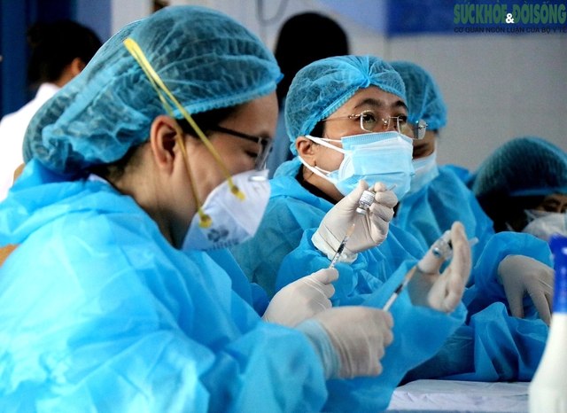 Thừa Thiên Huế triển khai tiêm vaccine phòng COVID-19 cho học sinh - Ảnh 7.