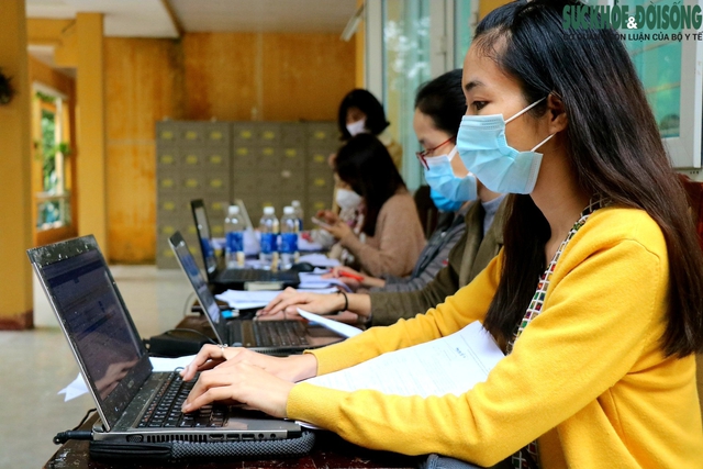 Thừa Thiên Huế triển khai tiêm vaccine phòng COVID-19 cho học sinh - Ảnh 9.