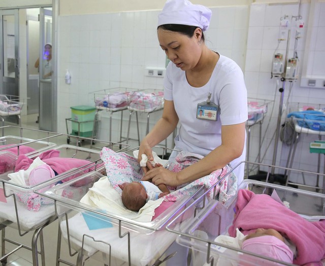 Chăm sóc các bé sơ sinh tại Khoa Sơ sinh, Bệnh viện Từ Dũ (TP.HCM)