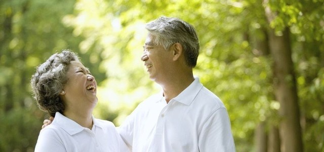 Quan hệ tình dục sau tuổi 70 nên hay không?