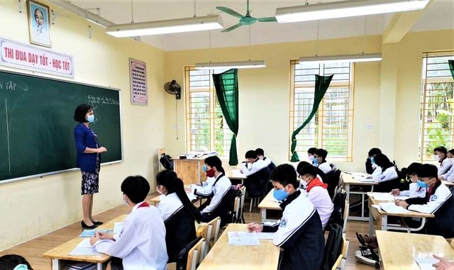 Học sinh Ba Vì tuân thủ các biện pháp phòng, chống dịch COVID-19 trong ngày đầu tiên trở lại trường - Ảnh 2.