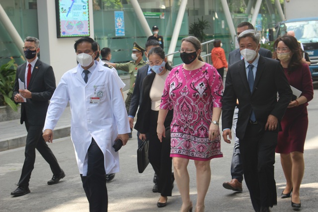 Thứ trưởng Bộ Y tế PGS.TS. Nguyễn Trường Sơn, Đại biện Lâm thời Phái đoàn Ngoại giao Hoa Kỳ Marie Damour thăm cơ sở tiêm vaccine COVID-19 ở Bệnh viện Bạch Mai