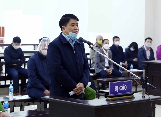 Bị cáo Nguyễn Đức Chung trả lời Hội đồng xét xử.