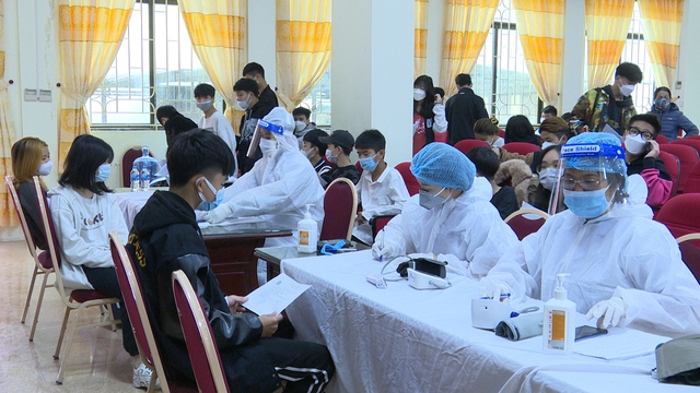 Hà Nam: TP Phủ Lý vượt mốc 800 F0, tổ chức tiêm vaccine phòng COVID-19 mũi 2 cho trẻ từ 12- 17 tuổi - Ảnh 3. Hà Nam: TP Phủ Lý vượt mốc 800 F0, tổ chức tiêm vaccine phòng COVID-19 mũi 2 cho trẻ từ 12- 17 tuổi - Ảnh 3.