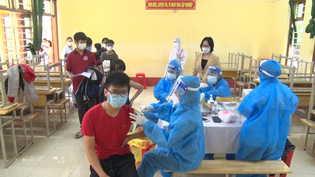 Hà Nam: TP Phủ Lý vượt mốc 800 F0, tổ chức tiêm vaccine phòng COVID-19 mũi 2 cho trẻ từ 12- 17 tuổi - Ảnh 4. Hà Nam: TP Phủ Lý vượt mốc 800 F0, tổ chức tiêm vaccine phòng COVID-19 mũi 2 cho trẻ từ 12- 17 tuổi - Ảnh 4.