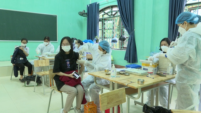 Hà Nam: TP Phủ Lý vượt mốc 800 F0, tổ chức tiêm vaccine phòng COVID-19 mũi 2 cho trẻ từ 12- 17 tuổi - Ảnh 5. Hà Nam: TP Phủ Lý vượt mốc 800 F0, tổ chức tiêm vaccine phòng COVID-19 mũi 2 cho trẻ từ 12- 17 tuổi - Ảnh 5.