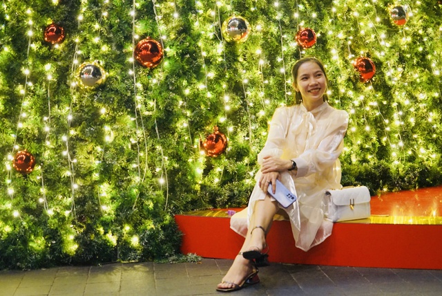 Người Sài Gòn hào hứng với cây thông Noel khổng lồ - Ảnh 10.