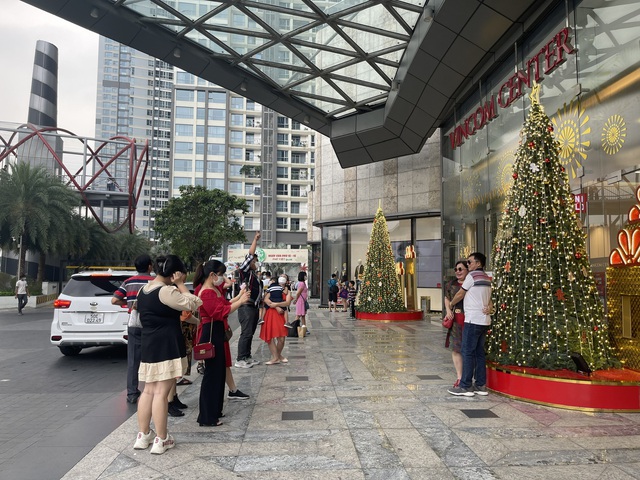 Người Sài Gòn hào hứng với cây thông Noel khổng lồ - Ảnh 16.