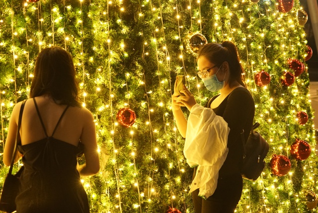 Người Sài Gòn hào hứng với cây thông Noel khổng lồ - Ảnh 12.
