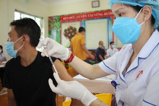 Quảng Ninh: Triển khai tiêm vaccine mũi 3, thu phí điều trị F0 nếu từ chối tiêm vaccine - Ảnh 1.