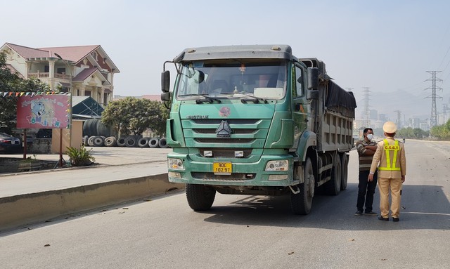  Giữa cao điểm bảo đảm an ninh trật tự, xe quá tải vẫn ‘lộng hành’ ở Hà Nam - Ảnh 15.