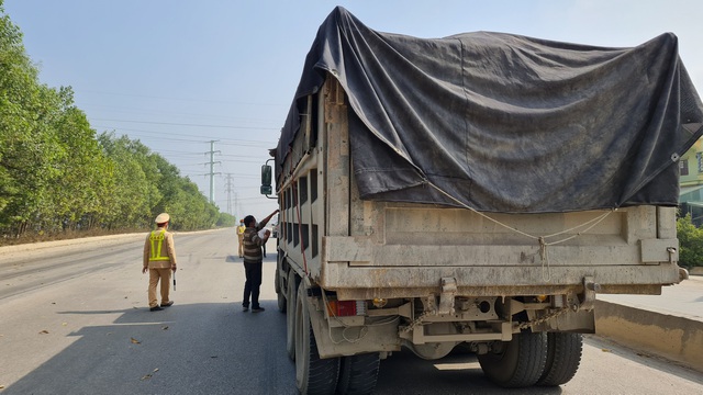 Giữa cao điểm bảo đảm an ninh trật tự, xe quá tải vẫn ‘lộng hành’ ở Hà Nam - Ảnh 14.