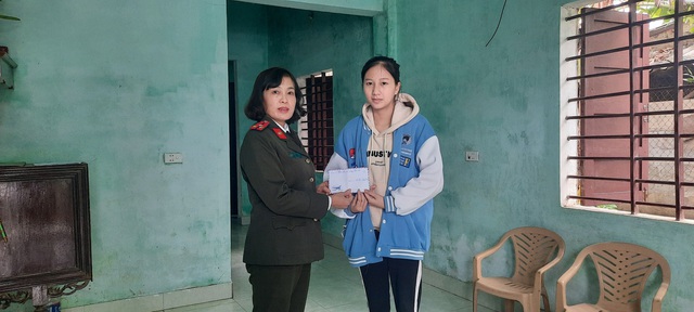 Học sinh nghèo, mồ côi tại Quảng Bình có những người mẹ, chị đỡ đầu là nữ chiến sĩ công an - Ảnh 1.