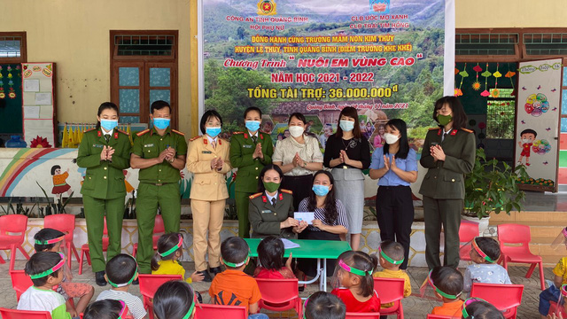 Học sinh nghèo, mồ côi tại Quảng Bình có những người mẹ, chị đỡ đầu là nữ chiến sĩ công an - Ảnh 5.