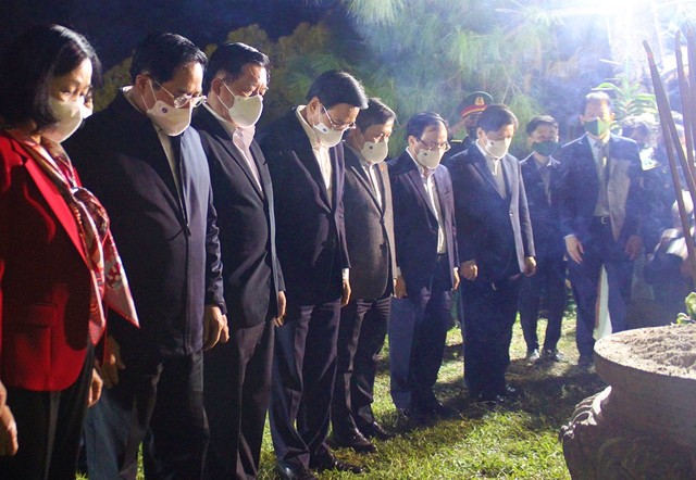 Thủ tướng Chính phủ cùng đoàn công tác viếng mộ Đại tướng Võ Nguyên Giáp - Ảnh 1.