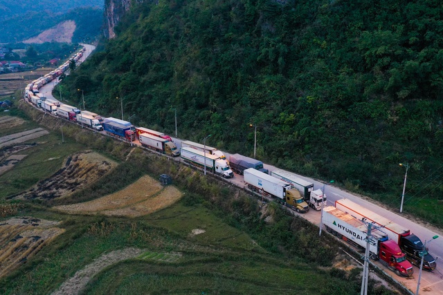 Nguyên nhân hàng ngàn xe chở nông sản Việt ùn ứ ở biên giới Trung Quốc - Ảnh 3.