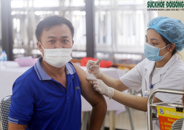 Thủ tướng yêu cầu hoàn thành tiêm vaccine COVID-19 mũi 3 cho người trên 18 tuổi trong quý I/2022 - Ảnh 2.