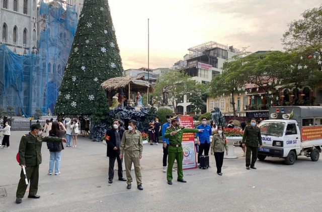 Hà Nội lập chốt cứng, ngăn phương tiện vào khu vực Nhà thờ Lớn đêm Giáng sinh - Ảnh 2.