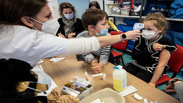Pháp sẽ cho phép tiêm phòng vaccine COVID-19 cho trẻ em 5-11 tuổi