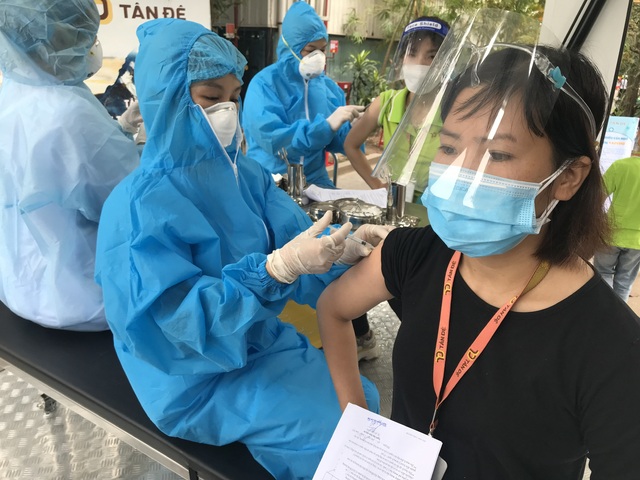 Việt Nam tiêm vượt mốc 160 triệu liều vaccine phòng COVID-19 - Ảnh 1.