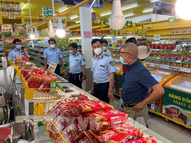 Mở đợt cao điểm chống buôn lậu, hàng giả dịp Tết Nguyên đán - Ảnh 2.