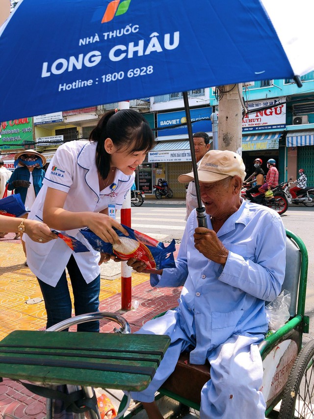 FPT Long Châu tri ân cộng đồng, mong Tết bình an - Ảnh 1.